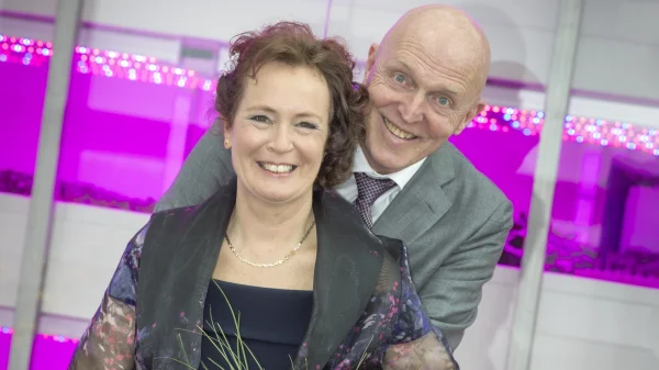 Ellen (58) vond twee keer de liefde bij de politie: ‘Rouwen en hoop voor de toekomst kunnen naast elkaar leven’