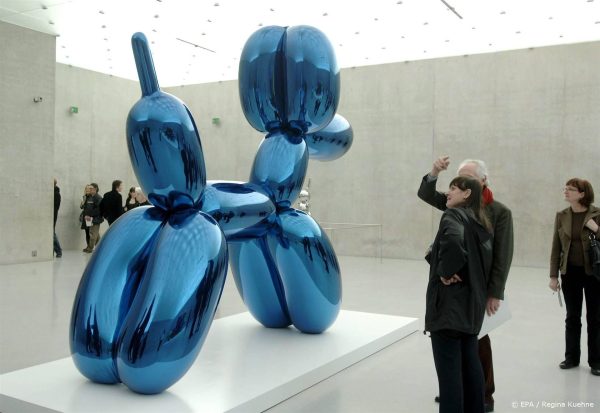 Vrouw breekt per ongeluk beeld Jeff Koons