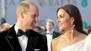 Thumbnail voor Prinses Catherine geeft William speelse tik op de billen bij de BAFTA's