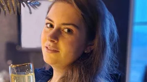 Thumbnail voor Romy (19) personaliseert uitvaartkisten: 'Ik heb ze binnen 24 uur af'