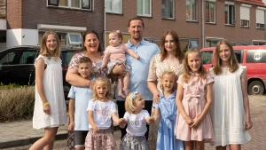 Thumbnail voor Verliefde dochter familie Jelies baalt van emigratie: 'Maar moeten we om die verkering dan thuisblijven?'