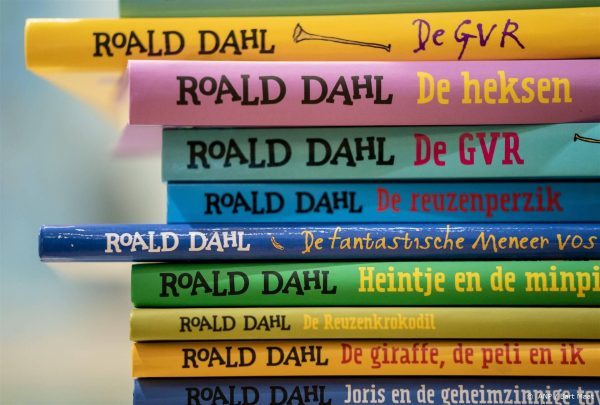 Nederlandse uitgever past boeken Dahl voorlopig niet aan