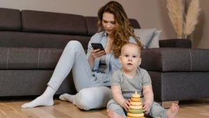 Thumbnail voor Onderzoek: op je smartphone bij je kind is schadelijk voor jullie band