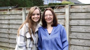 Sigrid's dochter Fleur maakt podcast over seksueel geweld: 'Blijf luisteren'