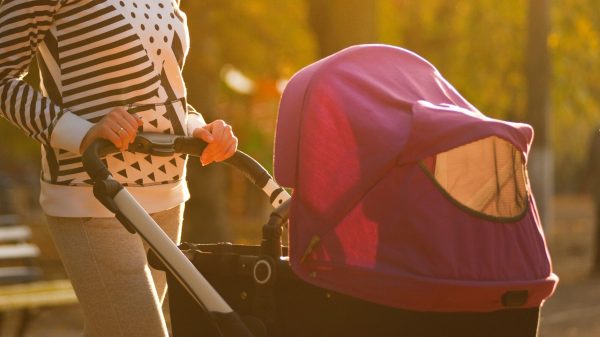 Buggy met baby belandt door struikelpartij moeder in het water