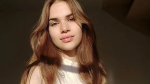 Thumbnail voor Elisabeth (17) is allergisch voor de zon: 'Ik ben er altijd mee bezig'