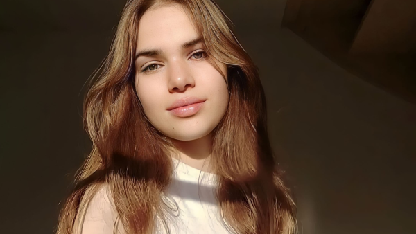 Elisabeth (17) is allergisch voor de zon: 'Ik ben er altijd mee bezig'