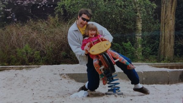Rienke verloor haar vader door zelfdoding: 'Ik heb mijn speelsheid van papa'