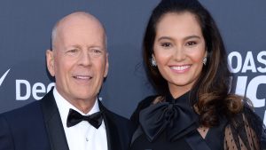 Thumbnail voor Vrouw van Bruce Willis vermaant opdringerige paparazzi: 'Stop met roepen, geef ons ruimte'