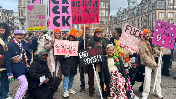 Duizenden deelnemers lopen eerste Feminist March door Amsterdam