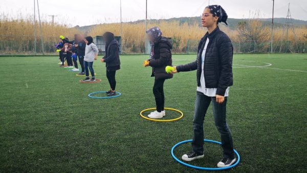 Narges (16) werkt als sportcoach in het vluchtelingenkamp waar ze woont