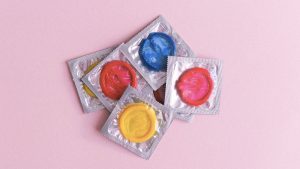 Thumbnail voor Condooms worden steeds duurder, maar hoe blijf je het veilig doen? Seksuoloog antwoordt