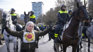 Thumbnail voor Den Haag vol demonstranten, Extinction Rebellion blokkeert opnieuw de A12