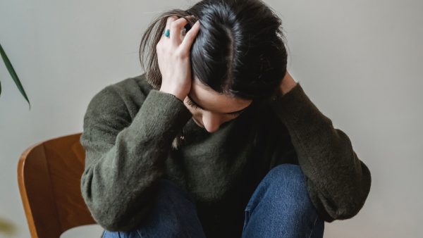 Bess (23) kreeg piep in haar oren na het uitgaan: 'Het heeft me depressief gemaakt'