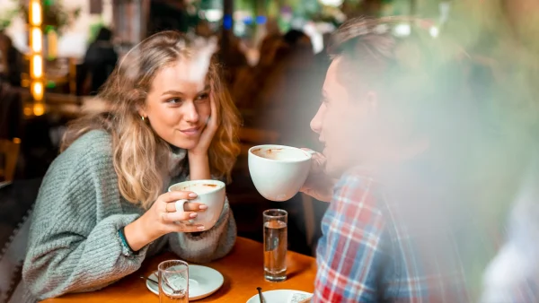 Vrouw drinkt koffie met man