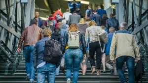 Thumbnail voor Gewonde man op trap 'ligt in de weg' voor ongeduldige reizigers station Zaandam: 'Mijn trein gaat zo'