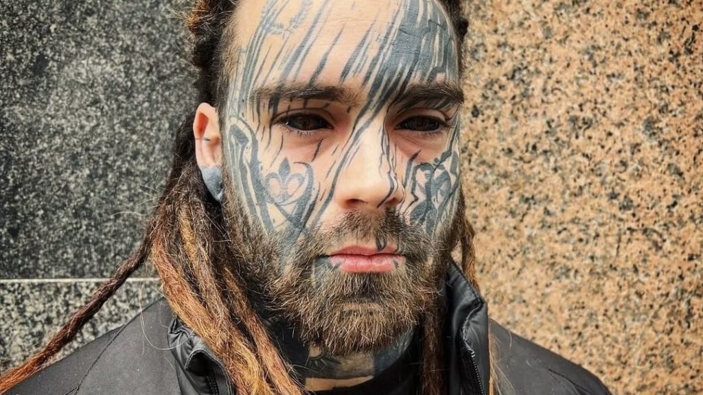 William (28) liet zijn ogen tatoeëren: 'Ik stond binnen tien minuten alweer buiten'