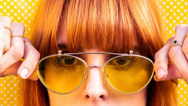 Roze, blauw, geel of juist oranje: dit moet je weten over gekleurde brillenglazen