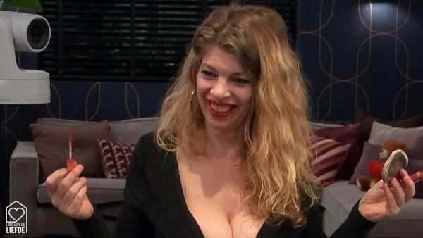 Lucette is (tot genoegen van date Lino) trots op haar voorgevel in ‘LLDL’