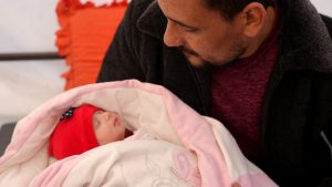 Zo gaat het nu met pasgeboren ‘wonderbaby’ die aardbeving Syrië overleefde