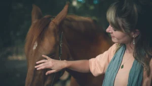 Thumbnail voor Daphne herstelt van burn-out dankzij paarden: 'Ik kon bij ze huilen en helemaal mezelf zijn'