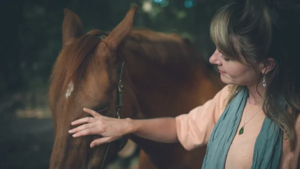 Daphne kwam uit haar burn-out dankzij paarden: 'Bij hen kon ik huilen en helemaal mezelf zijn'