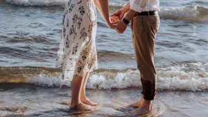 Thumbnail voor Hanna beleefde romantische eerste keer op het strand: 'Het zoute water brandde wel'