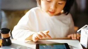 Thumbnail voor Schermtijd van kinderen tot 7 jaar veel te hoog: '100 minuten per dag'