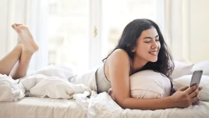 Thumbnail voor Meer dan helft van Nederlanders verkiest smartphone boven potje rollebollen in bed