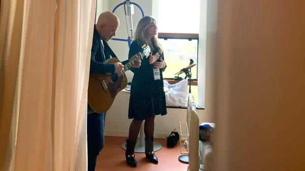 Van 'Ave Maria' tot 'Hij Gelooft in Mij': Meike zingt voor zieke mensen