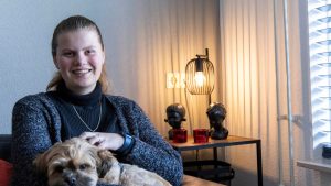 Thumbnail voor Laura (18) viel na maagverkleining 45 kilo af: 'Begon op m'n negende met diëten'