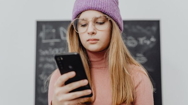Jonge vrouw met telefoon