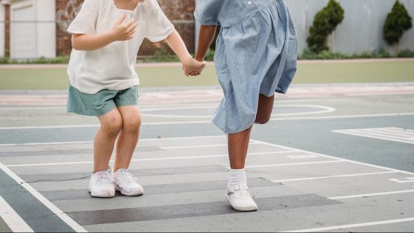 Leerlingen basisschool vinden zakje wit poeder en proeven ervan
