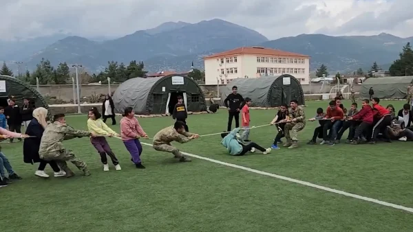 Turkse soldaten touwtrekken en zaklopen met slachtoffers aardbeving