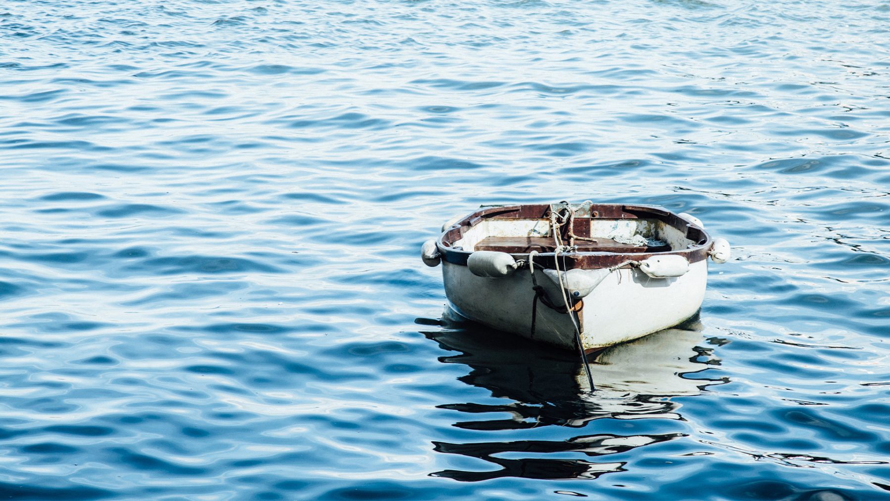 Bootje slaat om in Maas: één drenkeling overleden, andere uit water gered