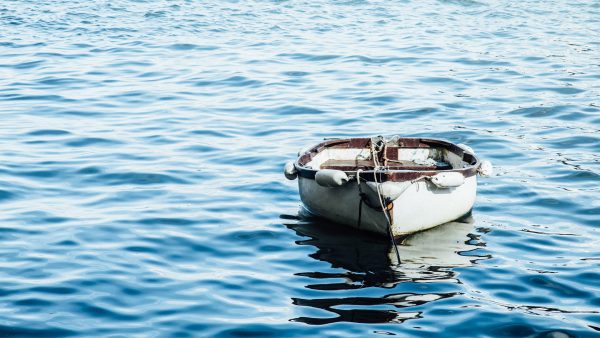 Bootje slaat om in Maas: één drenkeling overleden, andere uit water gered