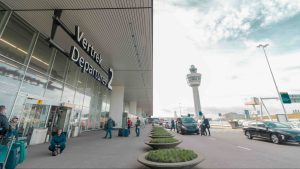 Thumbnail voor Luchthaven Schiphol gaat in de nacht dicht en stopt met privéjets
