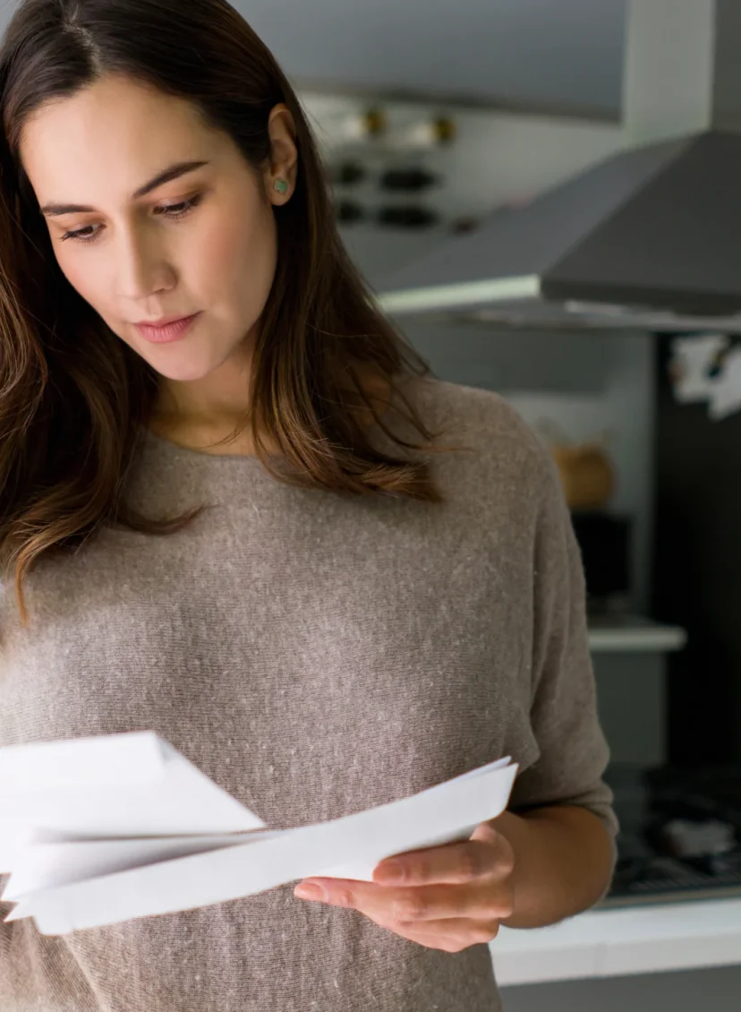 Gedumpt via een brief, illustratief beeld van een vrouw die een brief leest