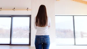 Een vrouw staat in een leeg huis nadat haar ex is vertrokken