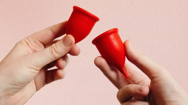 In werkelijkheid hotel Hen Vouwen, omspoelen en uitkoken: zo werkt de menstruatiecup (niet) - LINDA.nl