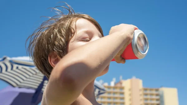 Peter (35) gaf zijn kroost alcohol: Mijn zoon vroeg 'Papa, klopt dit?