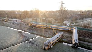 Thumbnail voor Treinongeluk Voorschoten waarschijnlijk veroorzaakt doordat kraan te vroeg op spoor was