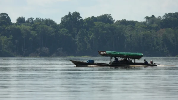 Vrouw peddelt dagenlang met overleden man over Amazone