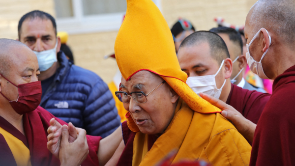 Dalai Lama zegt sorry voor tongzuigactie met jongetje
