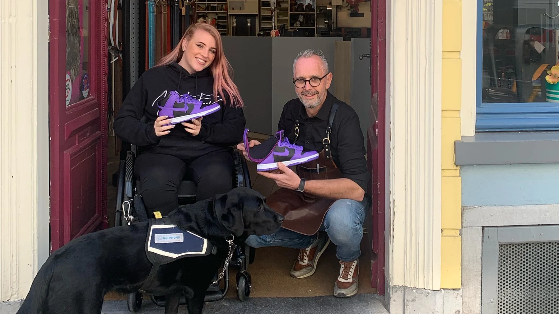 John (52) vermaakt schoenen voor Sanne (27) na dwarslaesie: 'Nu kan ik zelf mijn schoenen aan en uit doen'