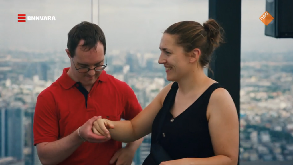 Ruben helpt Saar met hoogtevrees in Down the Road: ‘Dit is wel echt next level hé Ruben.’