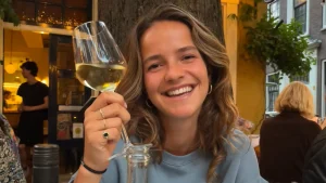 Thumbnail voor Zoé (25) stopt bewust een jaar met alcohol drinken: 'Er viel een last van m'n schouders'