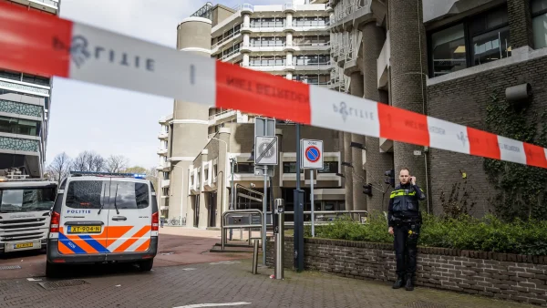 tweede-kamer-ontruimd-wilders-teddybeer