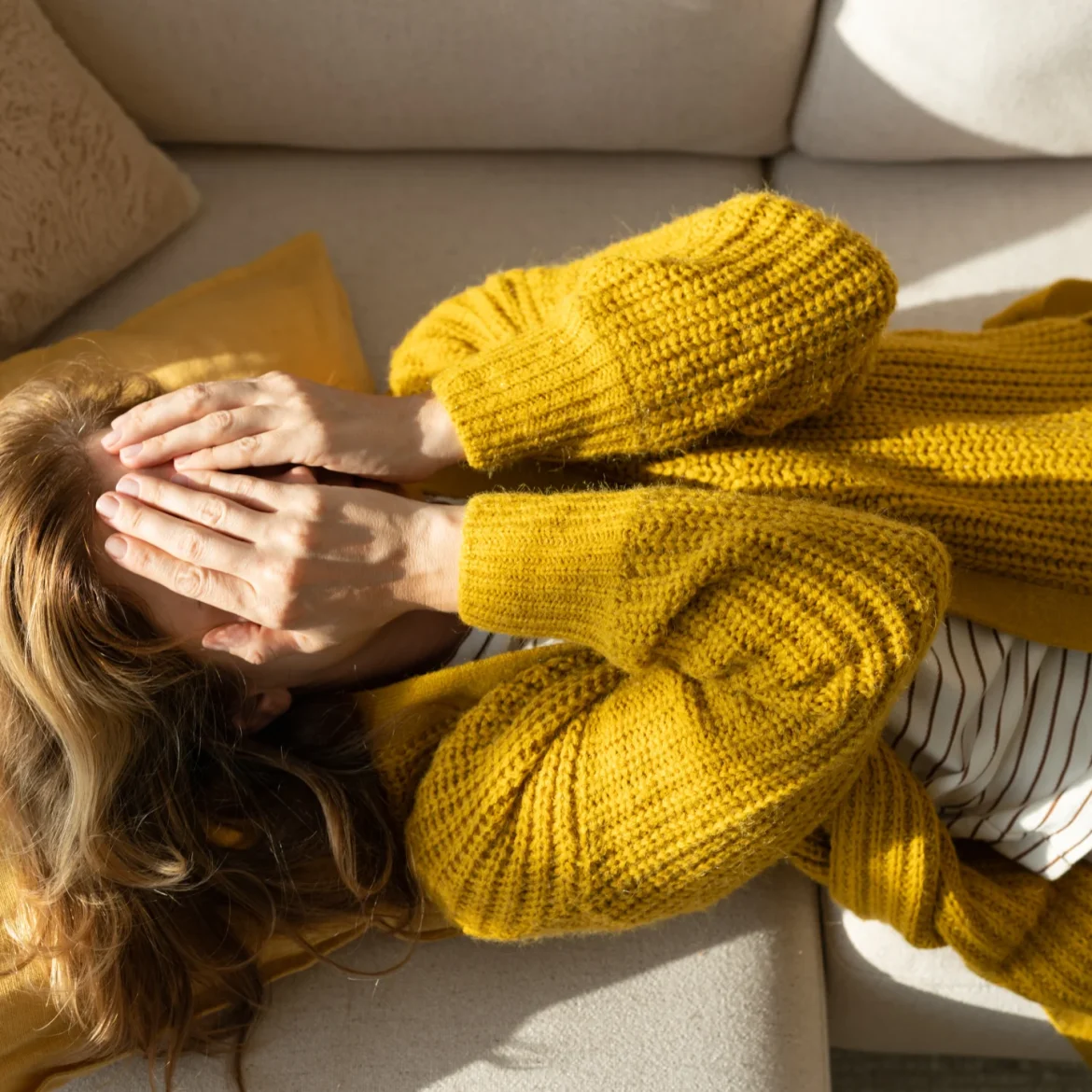 Jip wordt gedumpt door haar ex, illustratief beeld van een vrouw die op de bank ligt met haar handen voor haar ogen