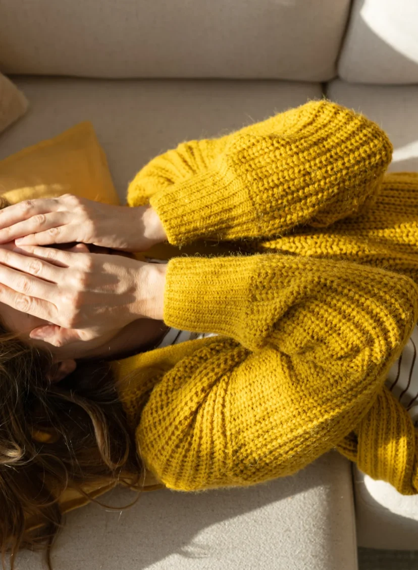 Jip wordt gedumpt door haar ex, illustratief beeld van een vrouw die op de bank ligt met haar handen voor haar ogen